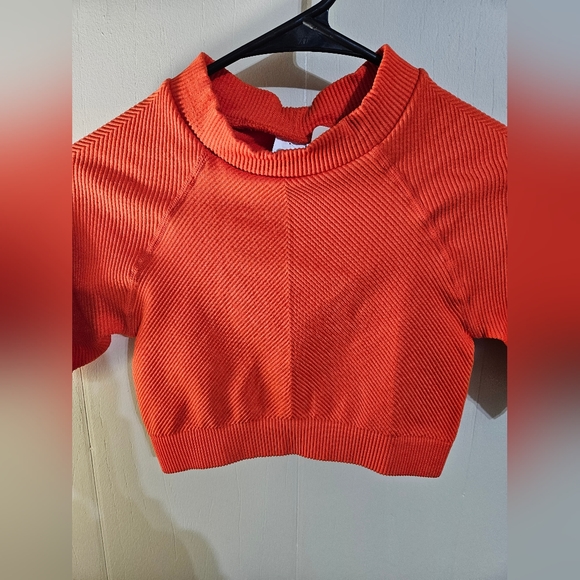 FABLETICS SIZE SMALL CROPPED SHORT SLEEVE ORANGE WORKOUT TOP - Picture 2 of 6